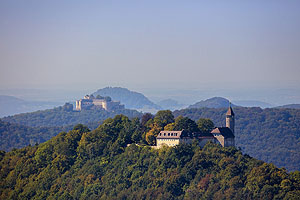 Hohenneuffen, im Hintergrund die Festunsruine Hohentwiel. Foto: AchimMende/SSG