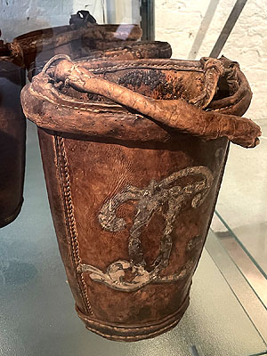 Schloss Schwetzingen, lederner Feuerlöscheimer mit dem Monogrammm des Kurfürsten Carl Theodor. Handwerkermuseum. Foto: kulturer.be