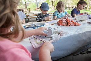 Bei den Mitmachaktionen können die jungen Museumsbesucher auch mit Speckstein werkeln. Foto: Schwarzwälder Freilichtmuseum Vogtsbauernhof, Hans-Jörg Haas