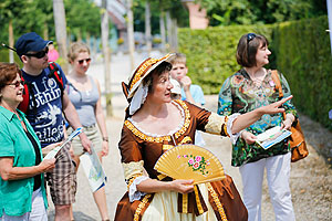 Gäste im Schlossgarten bei der "Schatzsuche". Foto: Thomas Wagner, ssg