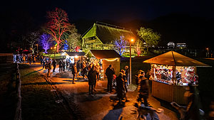 Vor der stimmungsvollen Kulisse der historischen Schwarzwaldhöfe bieten rund 40 regionale Aussteller traditionelle Produkte und altes Handwerk an. Foto: Schwarzwälder Freilichtmuseum Vogtsbauernhof, Hans-Jörg Haas
