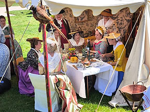 Barocke Damen beim Picknick in einem Zelt