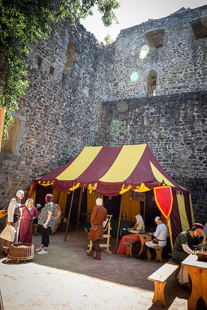 Barocke Damen beim Picknick in einem Zelt