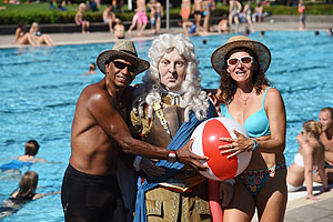 Zum Stadtgeburtstag 2015 besuchte Karl Wilhelm zahlreiche Institutionen in Karlsruhe u.a. das Freibad Rüppurr