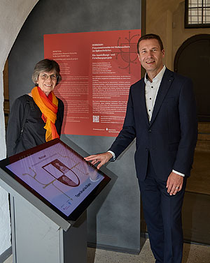 Die Kuratorin der Ausstellung und der Vorstand der Bayerischen Sparkassenstiftung testen die neue Medienstation 
