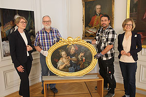 Patricia Alberth, Geschäftsführerin der SSG, und Dr. Uta Coburger, KOnservatorin, stellen mit zwei Restauratoren die dritte Supraporte vor.