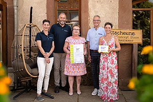 Vertreter der Rainhof Scheune und des Naturparks Südschwarzwald vor dem Gebäude der Rainhof-Scheune