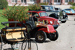 Parade der Oldtimer, im Hintergrund der Zirkelbau des Schlossgartens.