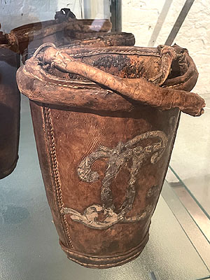Löscheimer aus dem Bestand des Handwerkermuseums im Schloss Schwetzingen