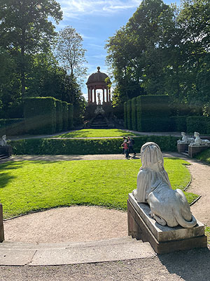 Naturtheater mit Sphingen und Apollotempel im HIntergrund