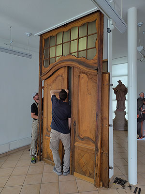 Mitarbeiter der Holzmanufaktur Rottweil demontieren das Klostertor im alten Museum im Karl-Wörn-Haus