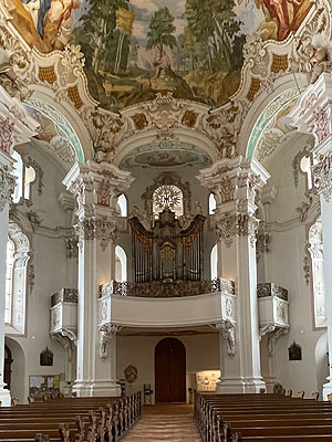 Kirche St. Petrus und Paulus Steinhausen, Innenaufnahme mit Orgel.