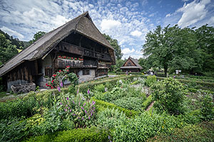 Bauerngarten vor einem der Museumsbauten