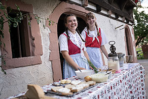Landfrauen des Landfrauenvereins Hausach-Einbach bieten: Frischen Bibiliskäse und selbstgemachte Butter an.