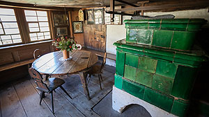 Bauernstube mit Ofen und Eckbank
