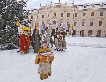 Um den großen Weihnachtsbaum im Ludwigsburger Schlosshof haben sich einige der bekannteren Gestalten des Barockschlosses versammelt.