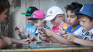 Beim Pfingstferienprogramm im Vogtsbauernhof können die Kinder am 24. und 25. Mai Spanschachteln in bunte Kunstwerke verwandeln oder am Samstag, 2. Juni, Kreisel bauen und bunt bemalen. 