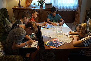 Beim Schulklassenprogramm „Wohnen im Wandel“ erfahren die Kinder spielerisch an verschiedenen Stationen, wie sich die Wohnkultur im Laufe der Jahrhunderte verändert hat. Foto: Schwarzwälder Freilichtmuseum Vogtsbauernhof 